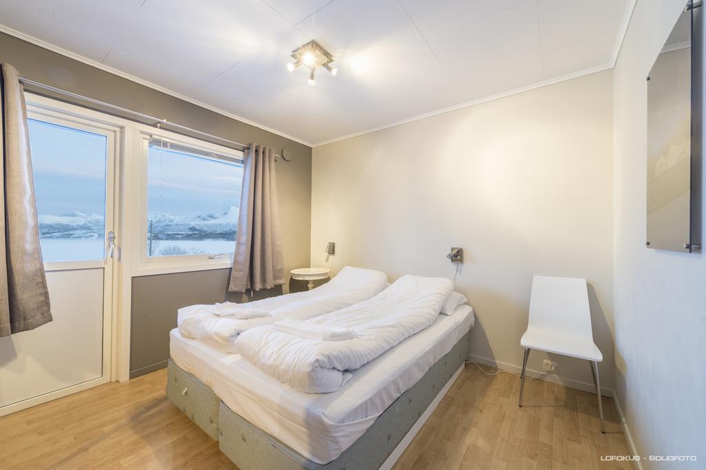 Midt I Lofoten Alstad  Bilik gambar